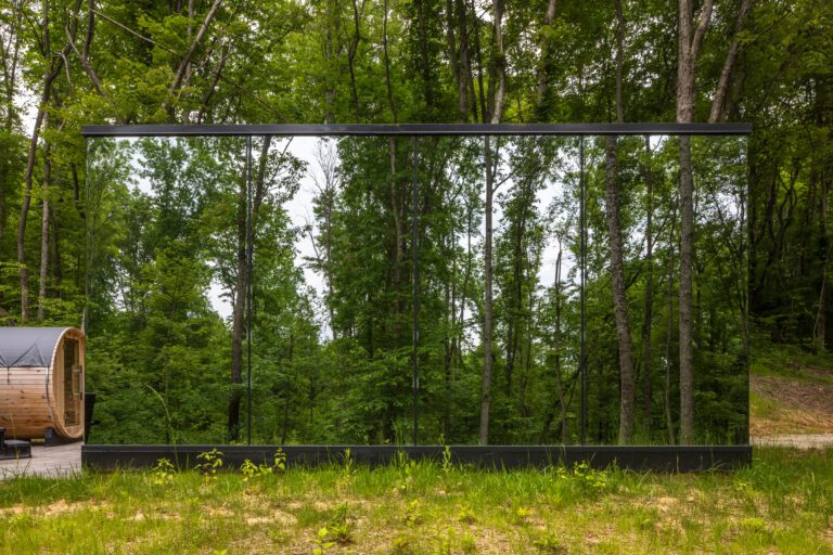 Hocking Hills mirror cabin secluded in 17 acres