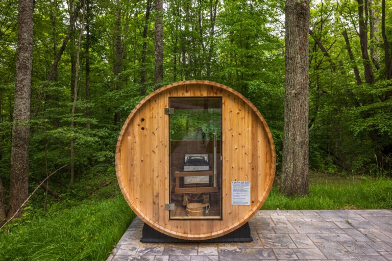 Barrel sauna for guests at Flora mirror cabin
